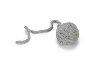 Beeztees Yavru Kedi Oyuncağı, Kuyruklu Yün Top, 6,5cm, 35cm kuyruk - 1