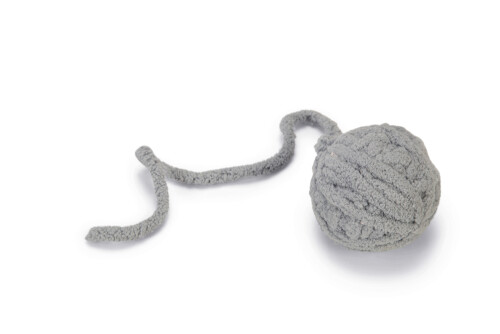 Beeztees Yavru Kedi Oyuncağı, Kuyruklu Yün Top, 6,5cm, 35cm kuyruk - 1